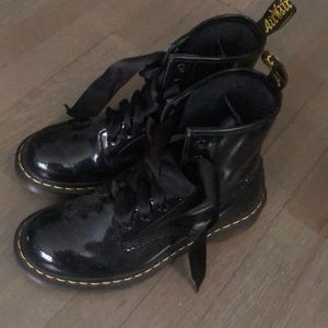 PATENT LEATHER DOC MARTENS 7